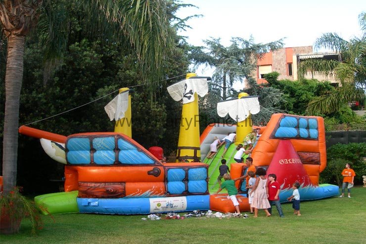 Sala per feste di compleanno con gonfiabili e giochi per bambini